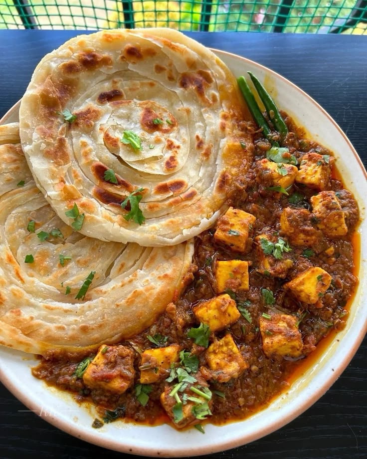 Dal Makhani with 2 Tandoori Butter Naan Platter
